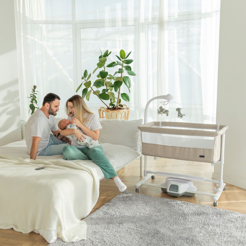 Patut leagan electric Carrello Bloom Silk Beige 85x50 cm cu senzor de miscare telecomanda 7 moduri de leganare 5 viteze