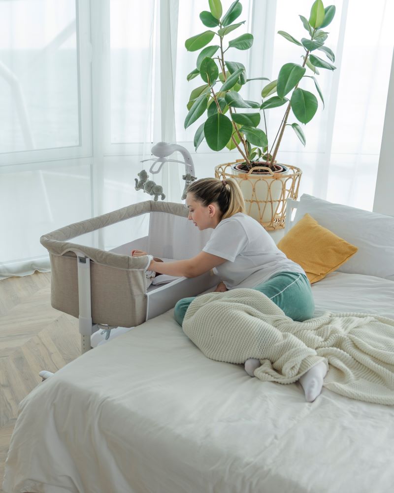 Patut leagan electric Carrello Bloom Silk Beige 85x50 cm cu senzor de miscare telecomanda 7 moduri de leganare 5 viteze