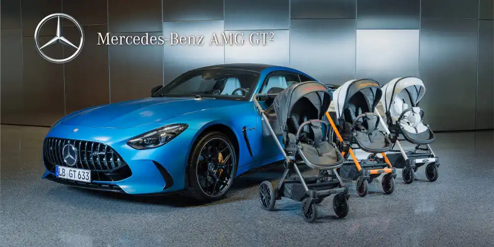 Coupe Mercedes-Benz AMG GT albastră cu trei cărucioare pentru bebeluși.