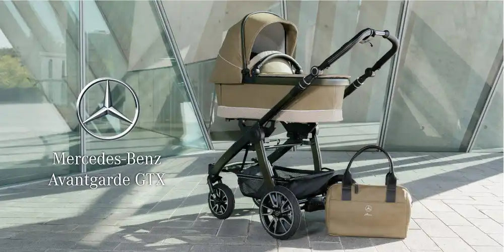 O cărucior pentru bebeluși beige și negru de la Mercedes-Benz cu o geantă asortată.